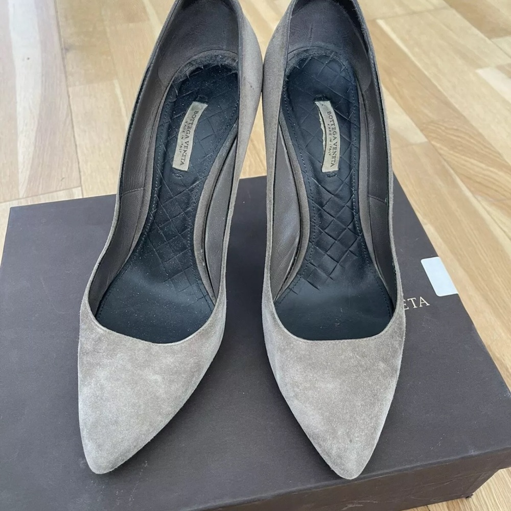 Bottega Veneta grey suede heels size 37EU (6 / 6.5 US)